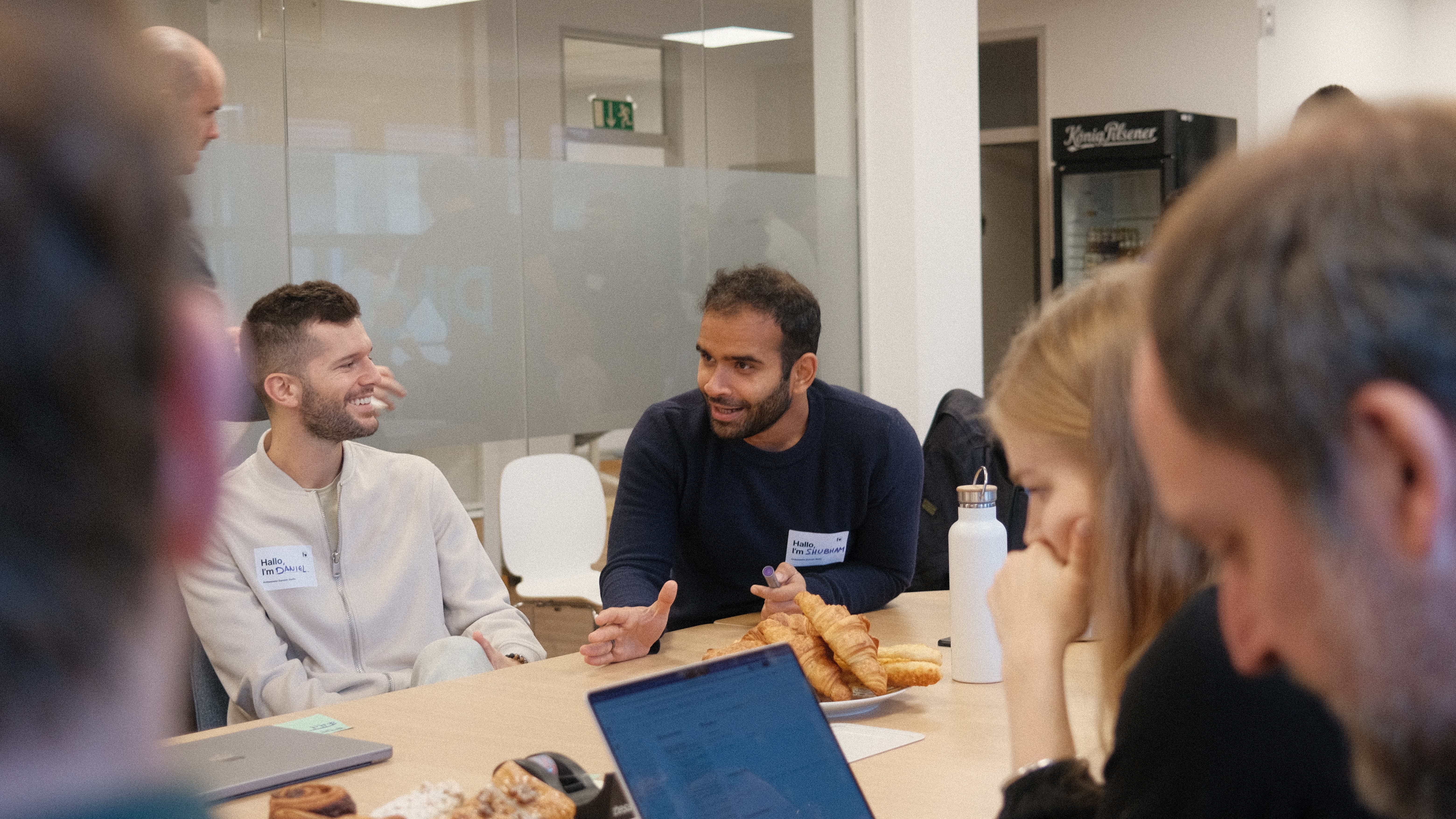 Shubham Sharma en discussion lors d'un meetup